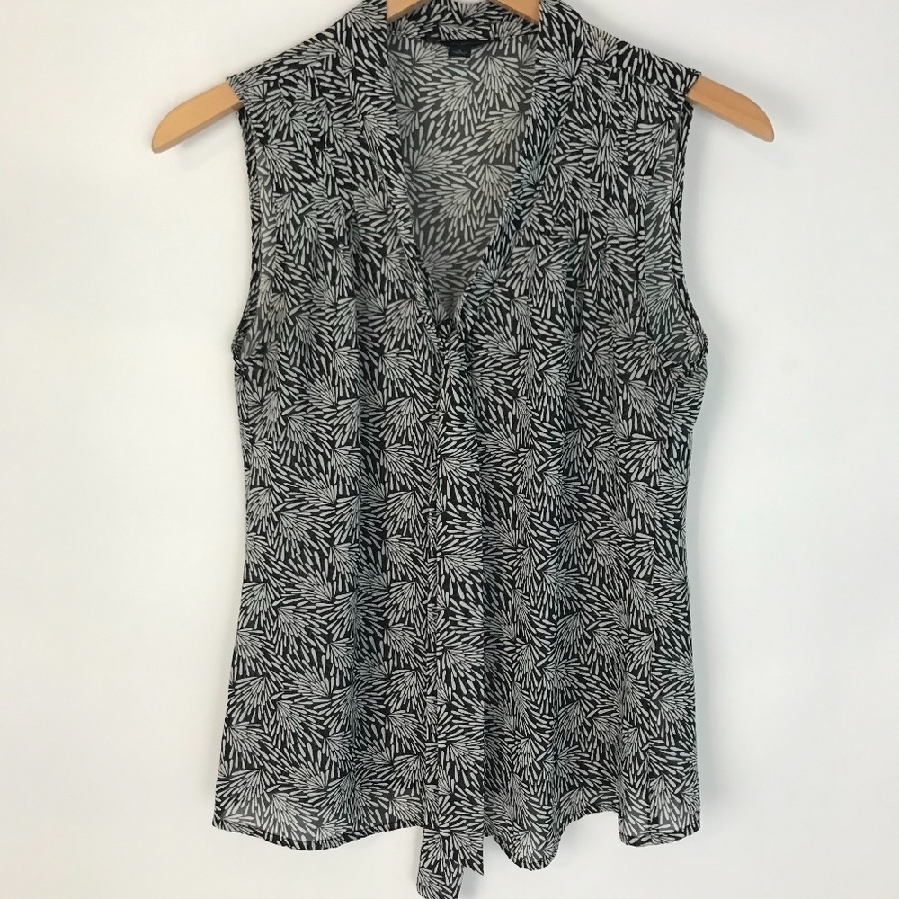 Banana Republic Black and white sleeveless blouse